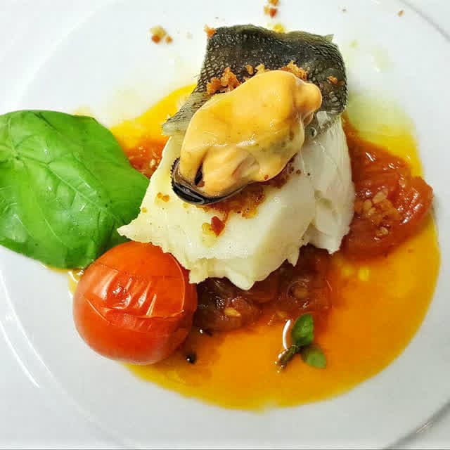 Bacalao con tomate y mejillones de la carta de O Bo Paladar en Cambados
